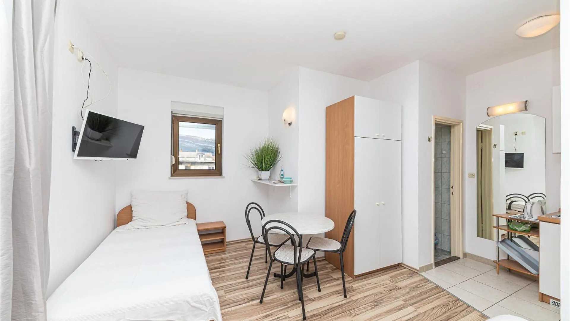 Lovely Apartment In Kastel Stafilic Kastela