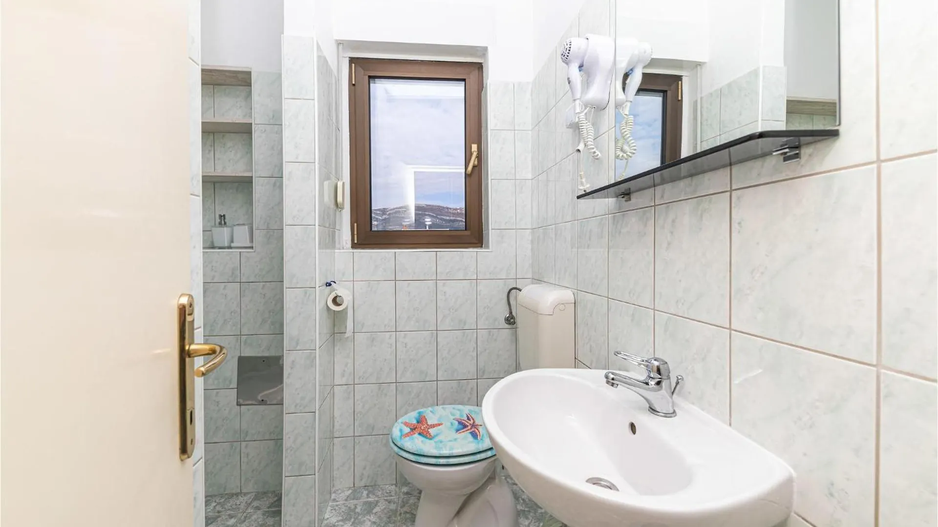 Lovely Apartment In Kastel Stafilic Kastela