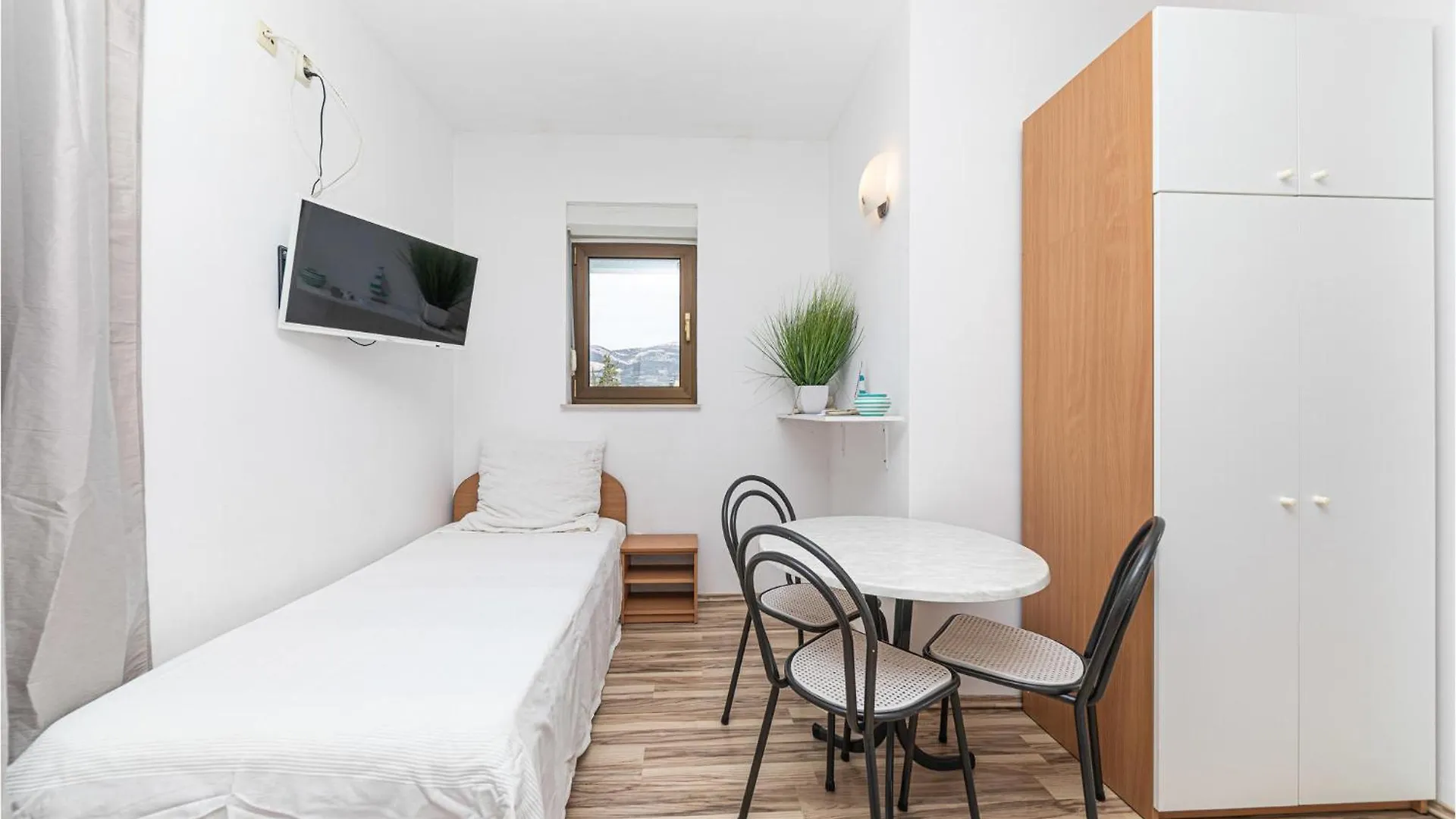 Lovely Apartment In Kastel Stafilic Kastela